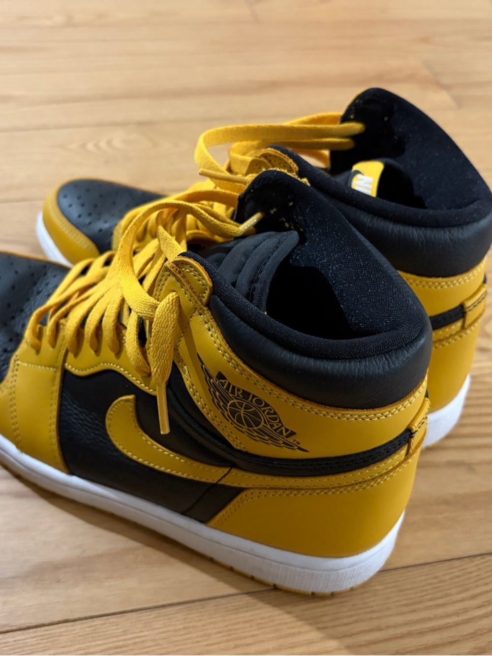 Air Jordan AJ1 Men Retro High OG High-Top Sneakers in Yellow and Black - Picture 2 of 6